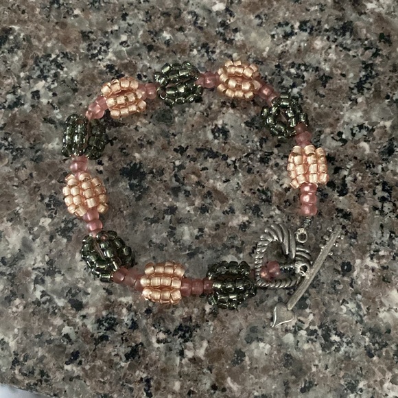 Peach and charcoal Beaded Bracelet with heart closure - Picture 3 of 5